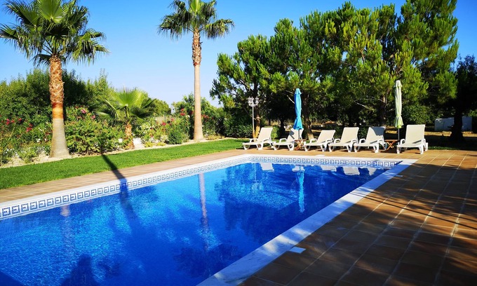 Quelfes Cabaña | Cabaña con jardín y piscina