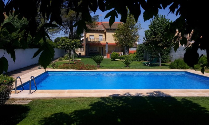 Pinseque Villa | CHALET CON PISCINA, JARDIN Y BARBACOA PRIVADO.