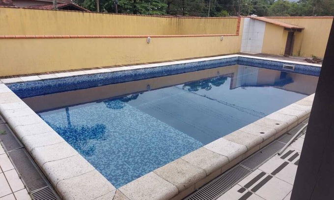 Ubatuba Casa | House with swimming pool, barbecue and court, located one block from the sea.