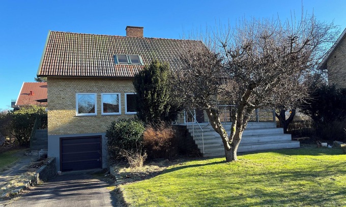 Orgryte-Harlanda Casa | House with terrace and garden close to Gothenburg center and recreation area.