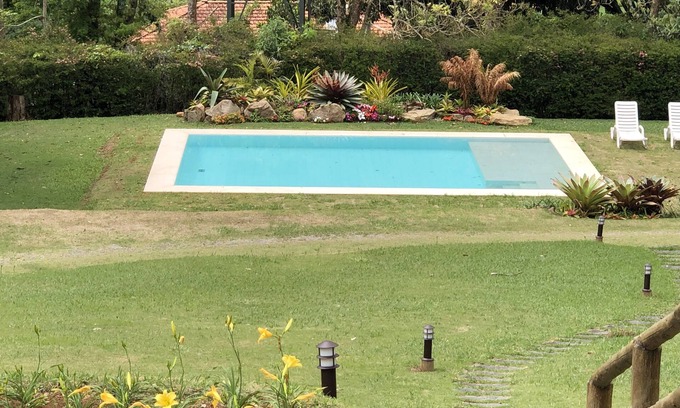 Araras Cabaña | Casa con 5 suites, piscina y barbacoa, a 250 metros del centro de Vale das Videiras