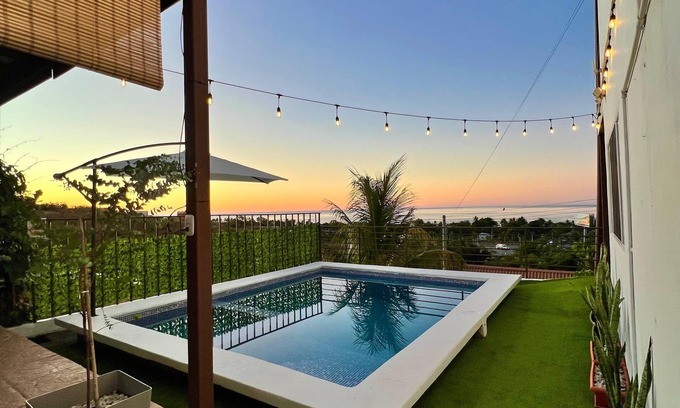 Santa Tecla Casa | Casa es SurfCitycon una vista hermosa hacia el mar
