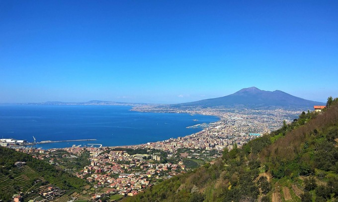 Piazza-Tralia-Pendolo Casa | Casa rodeada de vegetación con hermosa vista panorámica del Golfo de Nápoles