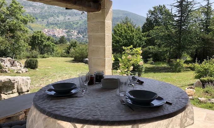 Coursegoules Casa | House with a magical view of the medieval village of Coursegoules. 30 min from the beaches
