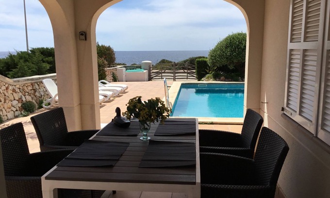 Cala'n Bosch Casa | Casa con vista directa al mar, cerca de la playa y del puerto deportivo.