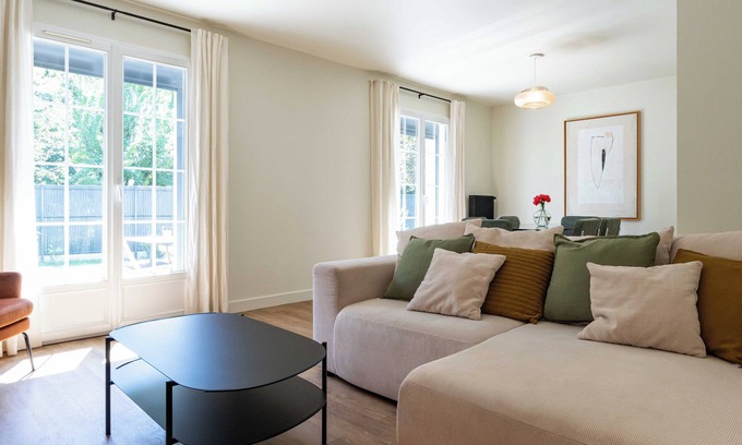 Mareuil-sur-Ay Casa | House with enclosed canal-side garden. Pets welcome!