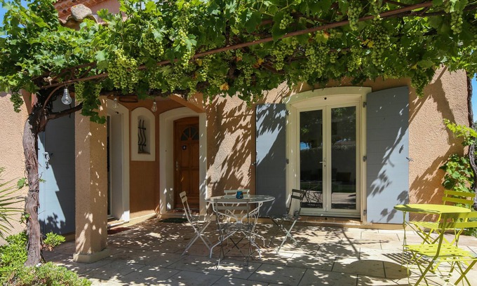 Morieres-les-Avignon Villa | House with terrace and garden near Avignon