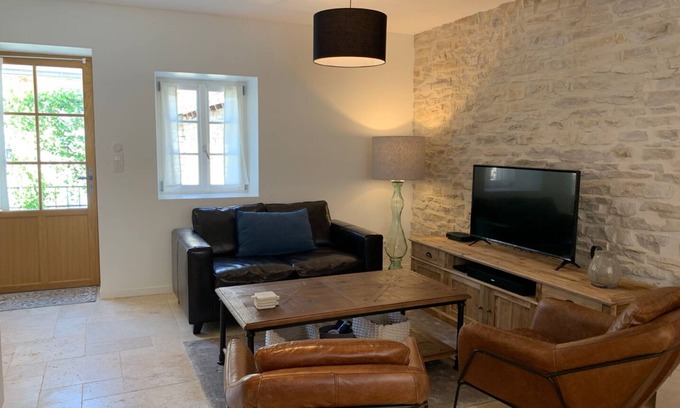 Meursault Casa | House with full aircon within yards of centre of Meursault.