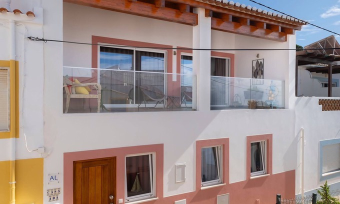 Salema Casa | House with garden, 3 minute walk to the Beach