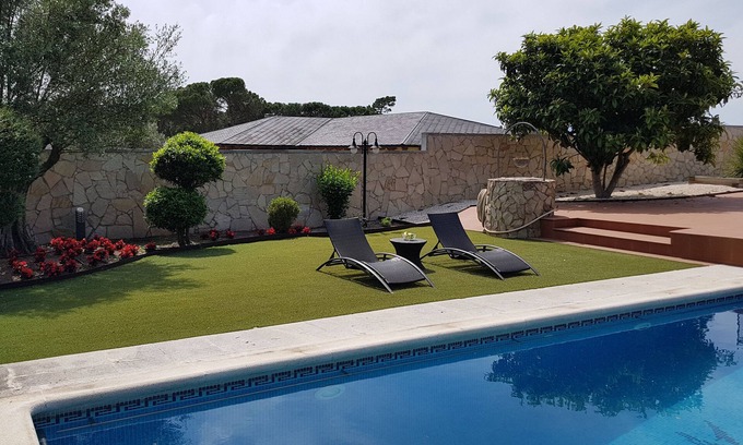 Sils Casa | Casa con jardín y piscina privada, pista de basket, wifi. En la Costa Brava.