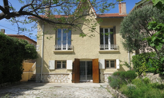 Montolivet Casa | Casa con jardín en una colina.