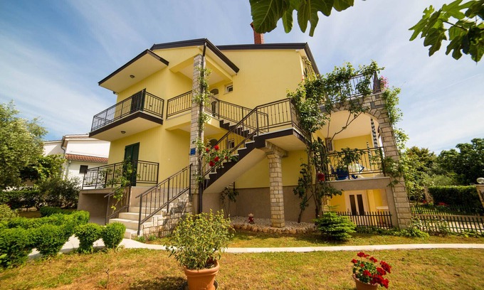 Gulici Apartamento | Casa con jardín, enfrente hay un parque verde con juguetes.