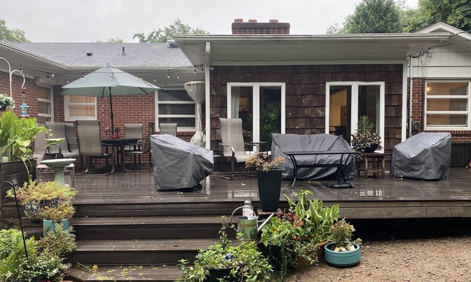 Charlotte Casa | House with great fenced-in backyard, beautiful garden & comfy beds!