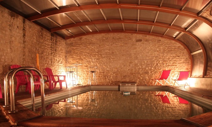 Chevrainvilliers Casa | House with heated indoor swimming pool and jacuzzi