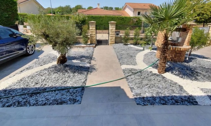 Jonage Cama Y Desayuno | House with heated pool