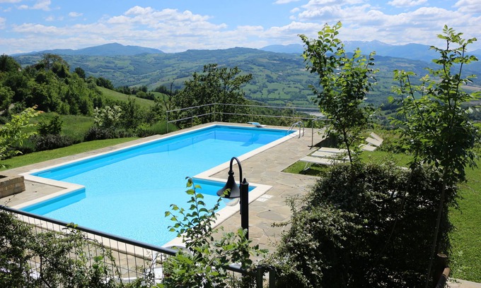Carpineti Villa | VILLA CON PISCINA PRIVADA PARA USO EXCLUSIVO Y AMPLIO JARDIN EN LA ZONA DE HILLY