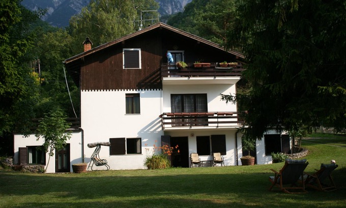 Barco Casa | House with large garden surrounded by greenery