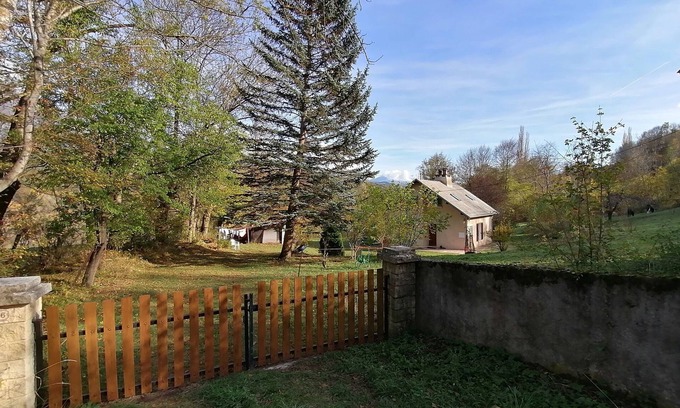 Aubessagne Casa | House with large plot and mountain views