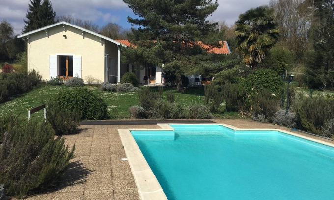 Pompignac Casa | House with large swimming pool and park, sleeps 8, near Bordeaux, St Emilion, Arcachon