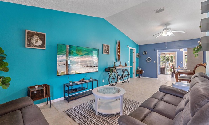 Port Charlotte Casa | House with outdoor pool and canal with access to the ocean, kayaks, bicycles