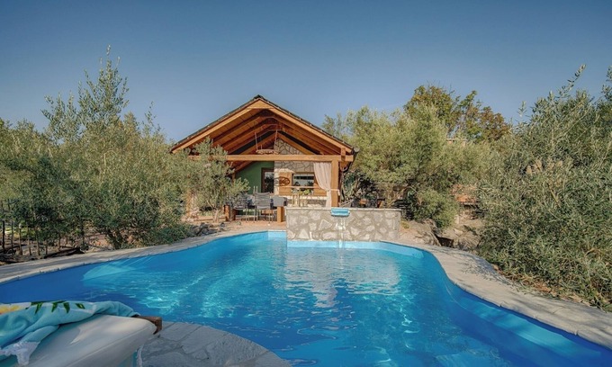 Punat Villa | Casa con piscina, a 50 metros del mar, rodeada de olivos, cerca de la playa.