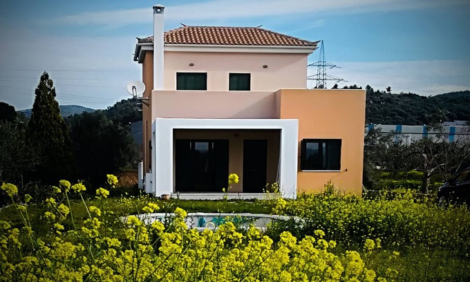 Eretria Casa | Casa con piscina, jardín y chimenea.