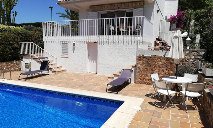 Calafat Chalet De Esquí | Casa con piscina a 1ª linea de mar