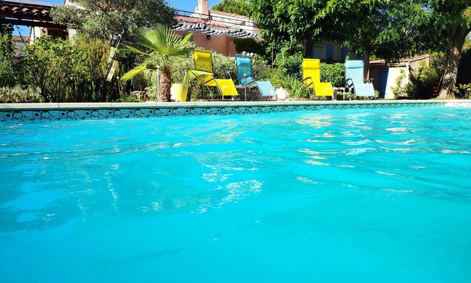 La Motte-dʼAigues Casa | Casa con piscina privada y jardín verde a los pies del Luberon.