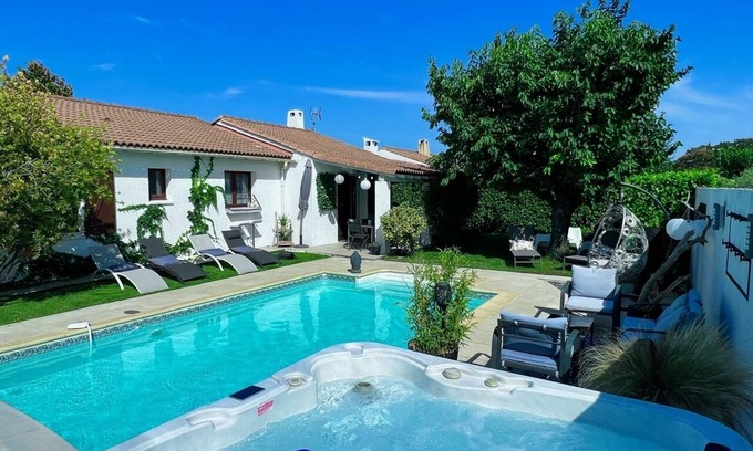Garons Casa | Casa con piscina privada y jacuzzi cerca de Nimes Arles Camargue y mar!