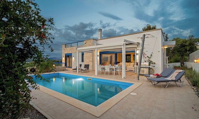 Kamilari Casa | House with sea view. Family-friendly.