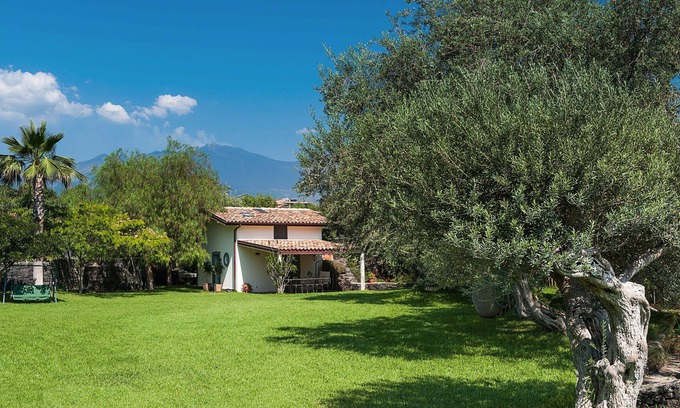 Stazzo Apartamento | House with terrace and direct access to the sea. Shared pool.
