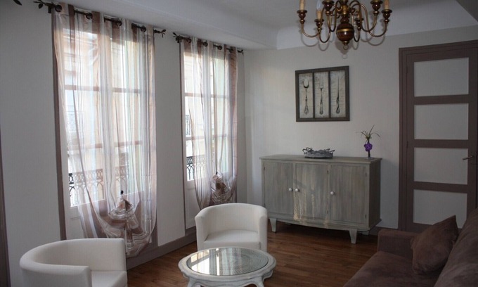 Autun Cabaña | casa con patio en el centro histórico de la ciudad de Autun 3 estrellas