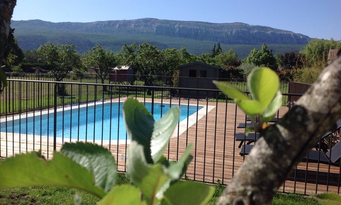 Nans-les-Pins Cabaña | Casa-taller en 2 ha propiedad arbolada piscina privada y jacuzzi