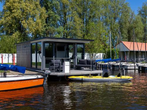 Heeg Alquiler De Eote | Houseboat in Heeg with Stunning Marina Views