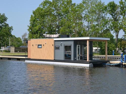 Offingawier Alquiler De Eote | Houseboat in Sneek with Lake Views
