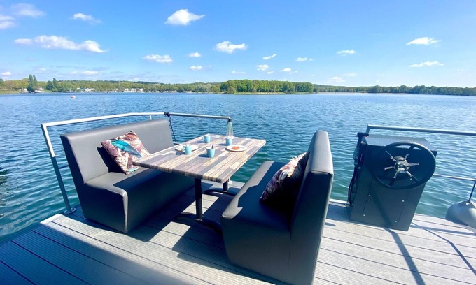 Municipality of Mook en Middelaar Alquiler De Eote | Casa flotante Mookerplas con sauna y vistas