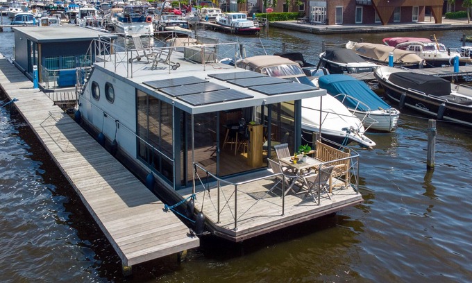 Uitgeest Alquiler De Eote | Houseboat with views from the roof terrace