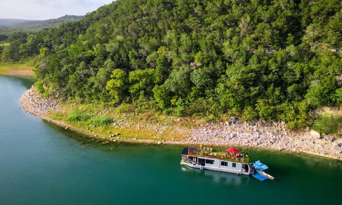 Lower Basin Lake Travis Alquiler De Eote | Houseboat-Yacht Nestled In A Lake Travis Cove