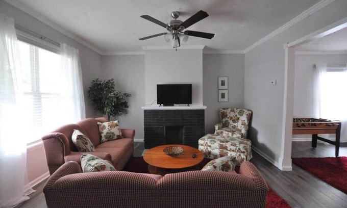 West Columbus Casa | Housepitality - Franklinton Manor - Spacious