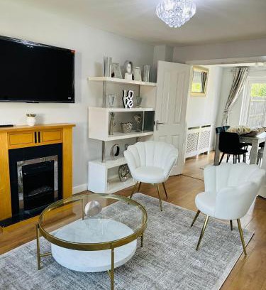 Corby Casa | HouseSleeps5-Parking-Garden-PrivateEntrance