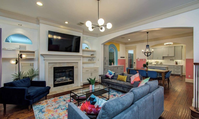 Greater Heights Casa | Houston Centrally Located w/ Backyard Pool Retreat