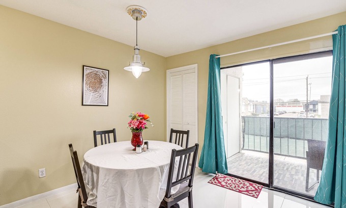 South Main Condominio | Houston Condo w/ Pool Access ~ 1 Mi to NRG Stadium