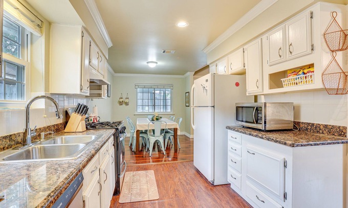 Mission Bend Casa | Houston Home w/ Screened Porch, Near Sugar Land!