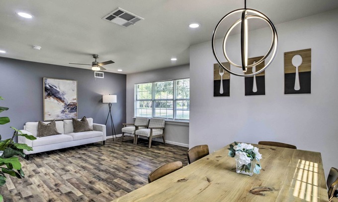 Spring Branch Central Casa | Houston Home w/ Yard - 3 Mi to CityCentre!
