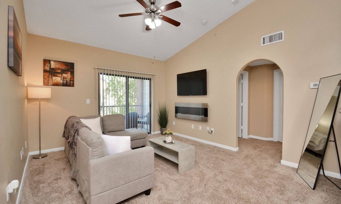 Astrodome Apartamento | Houston Medical Center King Bed Suite w/ Fireplace, Balcony, & Free Parking