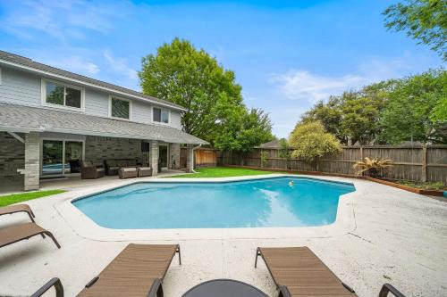 Barker Casa | Houston Pool Retreat Wifi Yard Bbq Games Tvs