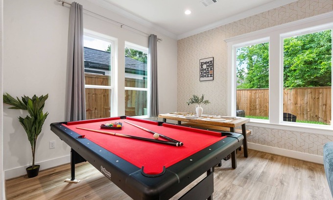 OST - South Union Casa | Houston's Very Best! Centrally Located Modern Home w/ Hot Tub - 5Beds/4Baths
