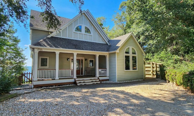 Tuckahoe Casa | Beautiful 3 BR Soundfront home overlooking the Currituck Sound w/Private Pool
