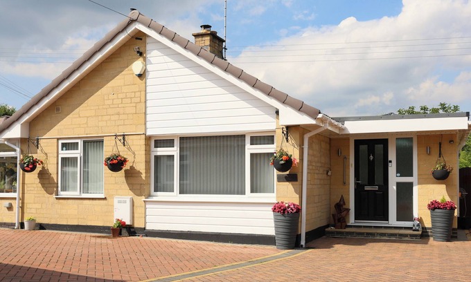 Pitchcombe Cabaña | HOWARD COTTAGE, pet friendly, with a garden in Offenham