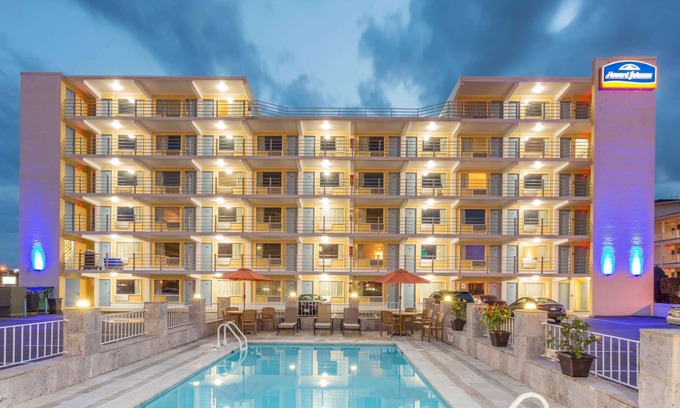 Northeast Virginia Beach Hotel | Howard Johnson by Wyndham Virginia Beach At The Beach